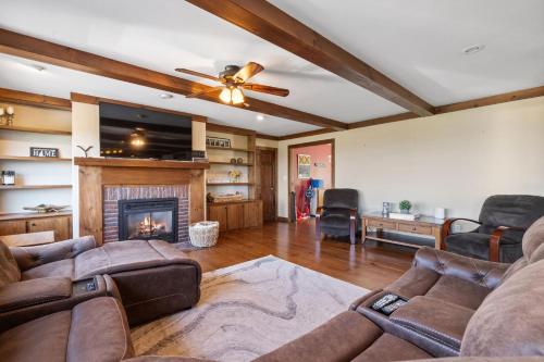 Χώρος καθιστικού στο Lakeside Luxury Retreat with Winnipesaukee Views