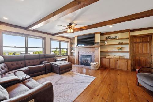 Χώρος καθιστικού στο Lakeside Luxury Retreat with Winnipesaukee Views