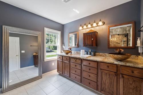 Φωτογραφία από το άλμπουμ του Lakeside Luxury Retreat with Winnipesaukee Views σε Moultonborough
