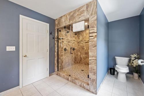 Ένα μπάνιο στο Lakeside Luxury Retreat with Winnipesaukee Views