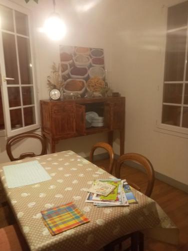 Sainte-BazeilleにあるVilla Marie-Christineのテーブルと椅子のあるダイニングルーム