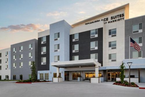an exterior view of the hampton inn suites anaheimheim at TownePlace Suites by Marriott Midwest City in Del City