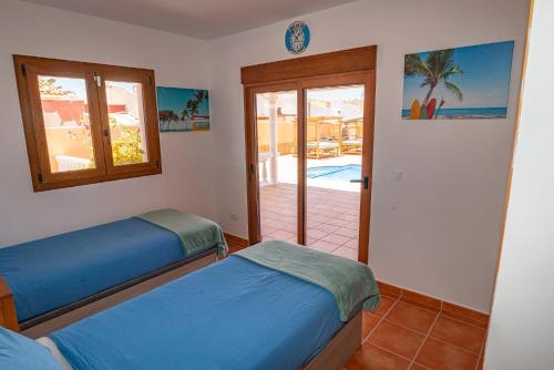 Giường trong phòng chung tại Villa Oceana - Cliffside Retreat