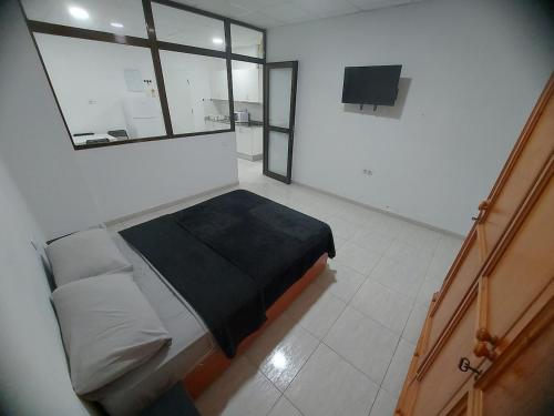 Un dormitorio con una cama y una ventana grande. en 1 room street-basement, en Vecindario