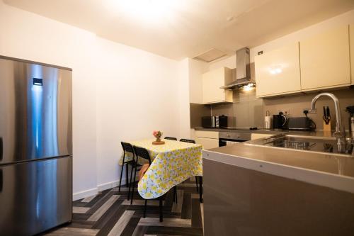 Dapur atau dapur kecil di Sauchihall Apartment