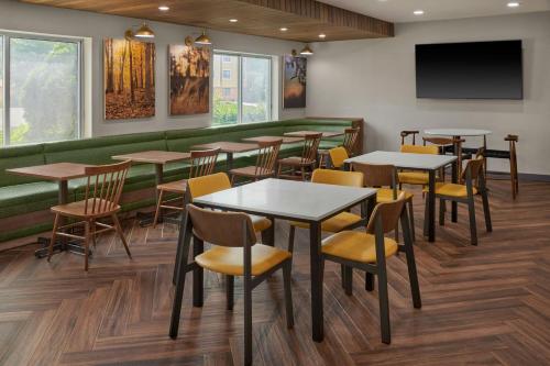 Posezení v ubytování Fairfield Inn & Suites Detroit Farmington Hills