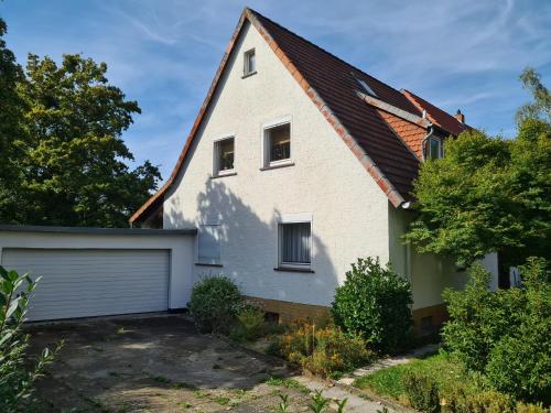 una casa bianca con garage di Ferienwohnung Evas Paradies a Gottinga