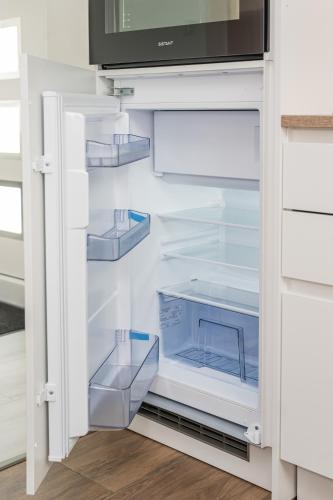 an empty refrigerator with its door open at Moderne Wohnung mit Balkon - nahe Kurpark & Messezentrum in Bad Salzuflen