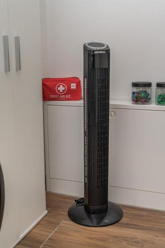a heater in the corner of a room at Moderne Wohnung mit Balkon - nahe Kurpark & Messezentrum in Bad Salzuflen