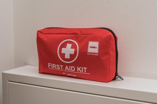 a red first aid kit sitting on top of a dresser at Moderne Wohnung mit Balkon - nahe Kurpark & Messezentrum in Bad Salzuflen