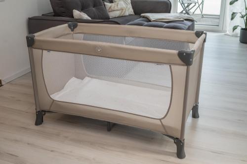 a cart in a living room with a couch at Moderne Wohnung mit Balkon - nahe Kurpark & Messezentrum in Bad Salzuflen