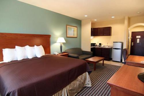 a hotel room with a bed and a kitchen at Quality Inn & Suites - Marlin in Marlin