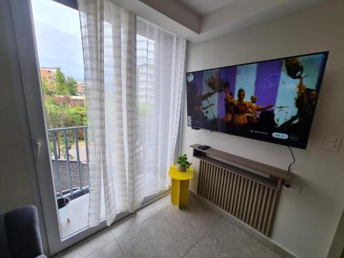 Una televisión o centro de entretenimiento en Maya Condominio dos habitaciones en Ecodistrito