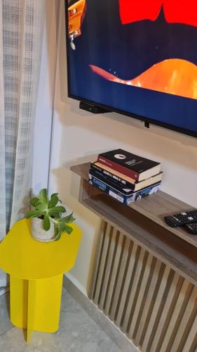 Una televisión o centro de entretenimiento en Maya Condominio dos habitaciones en Ecodistrito