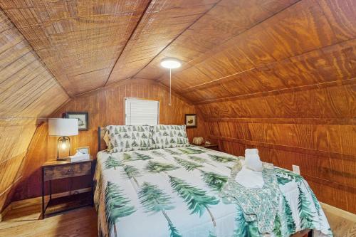 ein Schlafzimmer mit einem Bett in einer Holzdecke in der Unterkunft Suite West C in Tampa