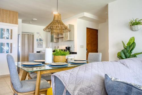 a dining room and living room with a table and chairs at Playa Blanca escapada perfecta con vista al mar y piscina en Río Hato in Playa Blanca
