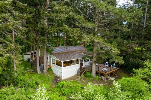 an overhead view of a house in the woods at Eagle Beach Retreat in Freeland