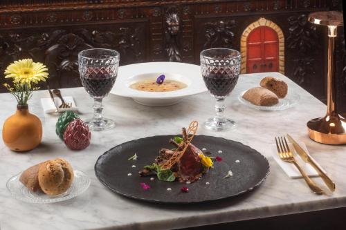 Makanan di atau berdekatan hotel