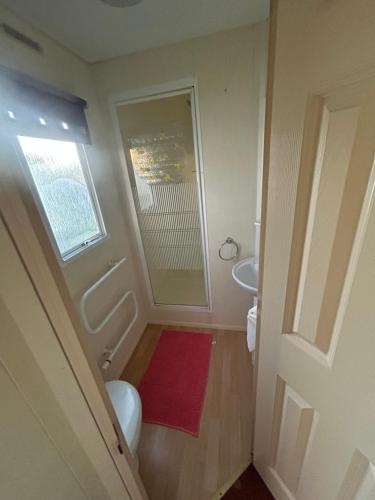 Koupelna v ubytování DMJ Caravan 6 Berth The Chase Ingoldmells