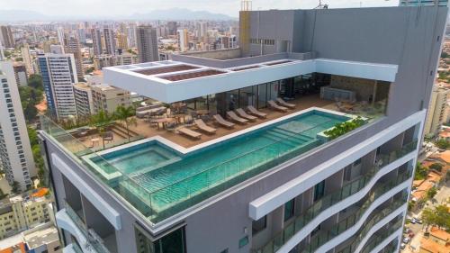 フォルタレザにあるStudio no Meireles 5 min da Beira Marのプールのある建物の上空からの眺め