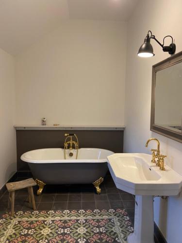 a bath tub and a sink in a bathroom at Design Villa Uckermark mit riesigem Garten in Ferdinandshof
