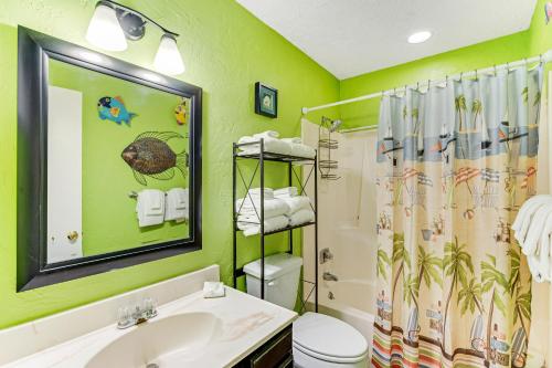 bagno verde con lavandino e servizi igienici di Ocean Reef 602 a Gulf Shores