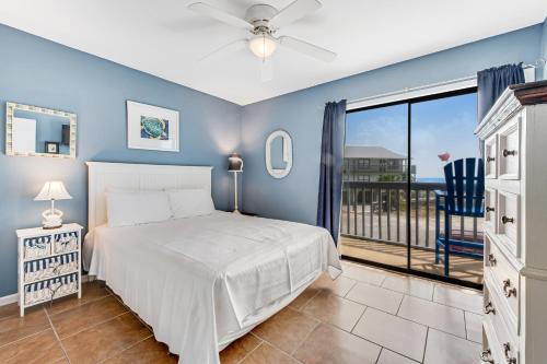 una camera da letto con un letto e un balcone di Ocean Reef 602 a Gulf Shores