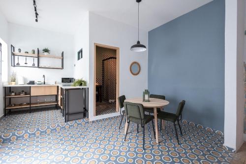 a kitchen and dining room with a table and chairs at Casa 212 con WIFI alta velocidad y estacionamiento in Puebla
