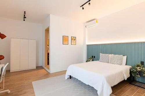 a bedroom with a white bed and a green wall at Casa 212 con WIFI alta velocidad y estacionamiento in Puebla