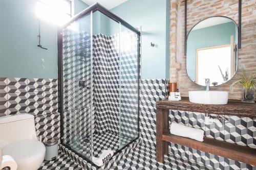 a bathroom with a shower with a toilet and a sink at Casa 212 con WIFI alta velocidad y estacionamiento in Puebla