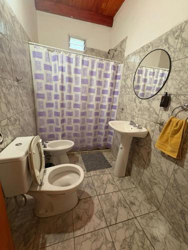 un baño con inodoro y lavabo en Solares de Sabatini, en Villa del Totoral