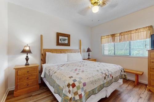 Un dormitorio con una cama y una cómoda y una ventana. en Laurel Inn Condominiums - Black Bear Boogie, en Gatlinburg
