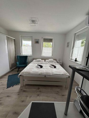 Postel nebo postele na pokoji v ubytování Tó Apartman