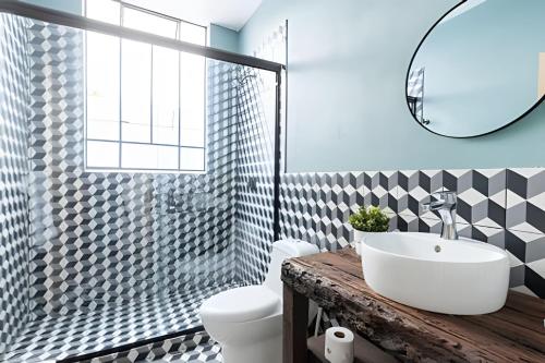 a bathroom with a sink and a toilet and a mirror at Casa 212 con WIFI alta velocidad y estacionamiento in Puebla