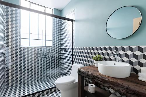 a bathroom with a sink and a mirror at Casa 212 con WIFI alta velocidad y estacionamiento in Puebla
