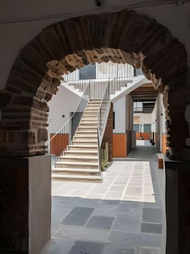an archway in a building with stairs in the background at Casa 212 con WIFI alta velocidad y estacionamiento in Puebla