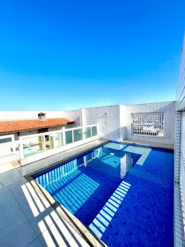 a large swimming pool on top of a building at Cobertura Vista Mar com Piscina Privativa - PG in Praia Grande