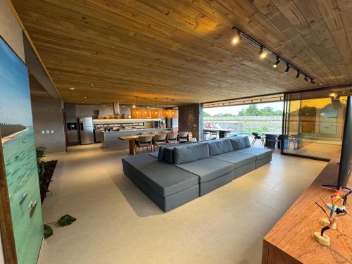 ein Wohnzimmer mit Sofa und Tisch in der Unterkunft Casa do Alto - Milagres in São Miguel dos Milagres