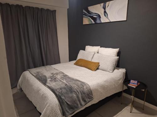 Ένα ή περισσότερα κρεβάτια σε δωμάτιο στο Cozy & Secure 2-Bedroom Retreat