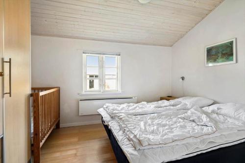 Neksøにある2516-Nexo-Margrethevej-7の窓のある大きな白いベッドのある寝室