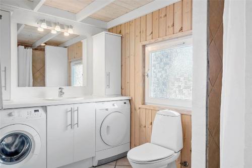 ein Badezimmer mit Waschmaschine und Waschbecken in der Unterkunft OH118 Storvorde - Kongeørnen 32 in Storvorde