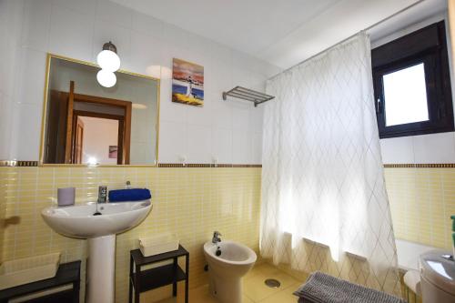 ein Badezimmer mit Waschbecken und Toilette in der Unterkunft Book Jet - Bella Vista VIP Villa in Majanicho