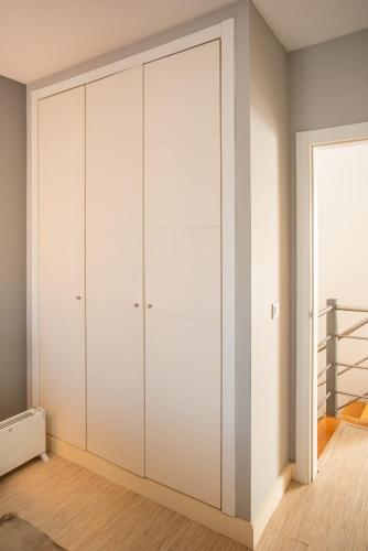 a white closet in a room with a staircase at Villa Turquesa Estoril in Alcabideche