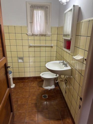 a bathroom with a sink and a toilet at Casa grande en Miramar con parque, quincho y parrilla in Miramar