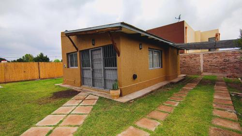 a small yellow house with a grass yard at La Felita, Tu refugio perfecto en Mendoza in Chacras de Coria