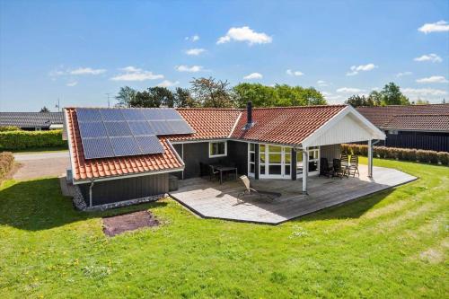 a house with solar panels on the roof at FY130-Middelfart-Stjernevej-117 in Middelfart