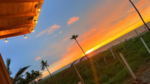 Východ nebo západ slunce při pohledu z prázdninového domu nebo okolí