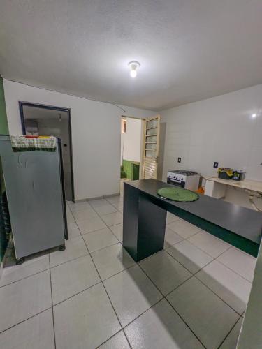 Dapur atau dapur kecil di Suite com cozinha 350m do centro