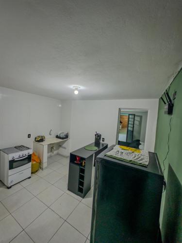 Dapur atau dapur kecil di Suite com cozinha 350m do centro