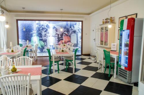 restauracja z szachownicą oraz stołami i krzesłami w obiekcie Villa Bella Italia w mieście Mikołajki